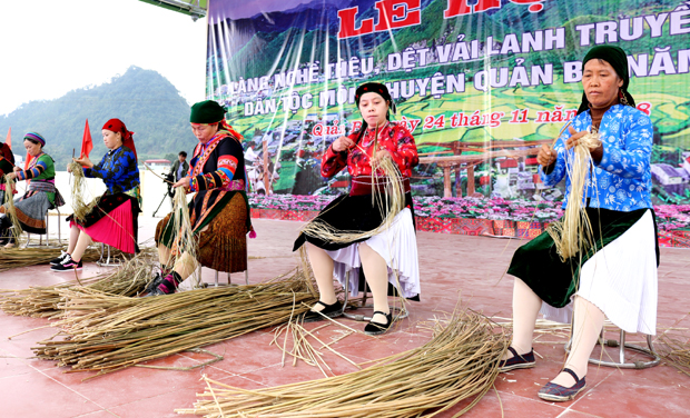 Lễ hội thêu dệt Lanh truyền thống (huyện Quản Bạ)